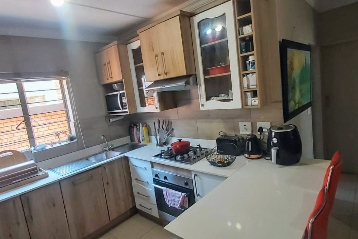 3 Bedroom Home in Grand West, Andeon - Photo 4