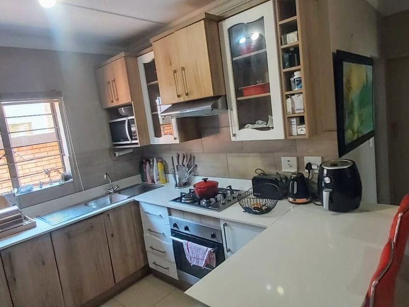 3 Bedroom Home in Grand West, Andeon - Photo 4