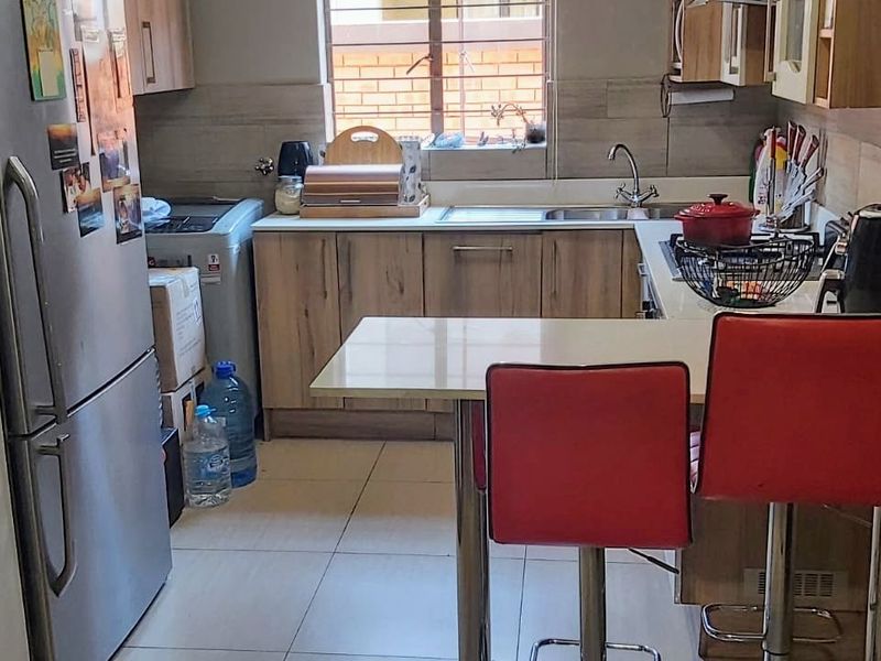 3 Bedroom Home in Grand West, Andeon - Photo 6