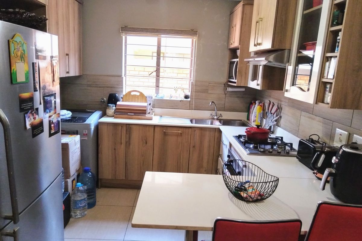 3 Bedroom Home in Grand West, Andeon - Photo 3