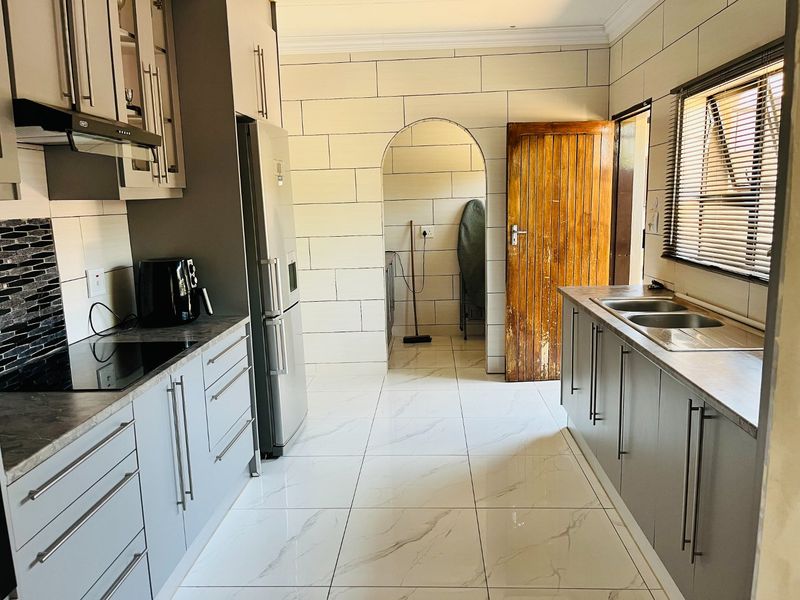 Stunning 3-Bedroom Home with Flat, Pool, Lapa, and More! - Photo 5