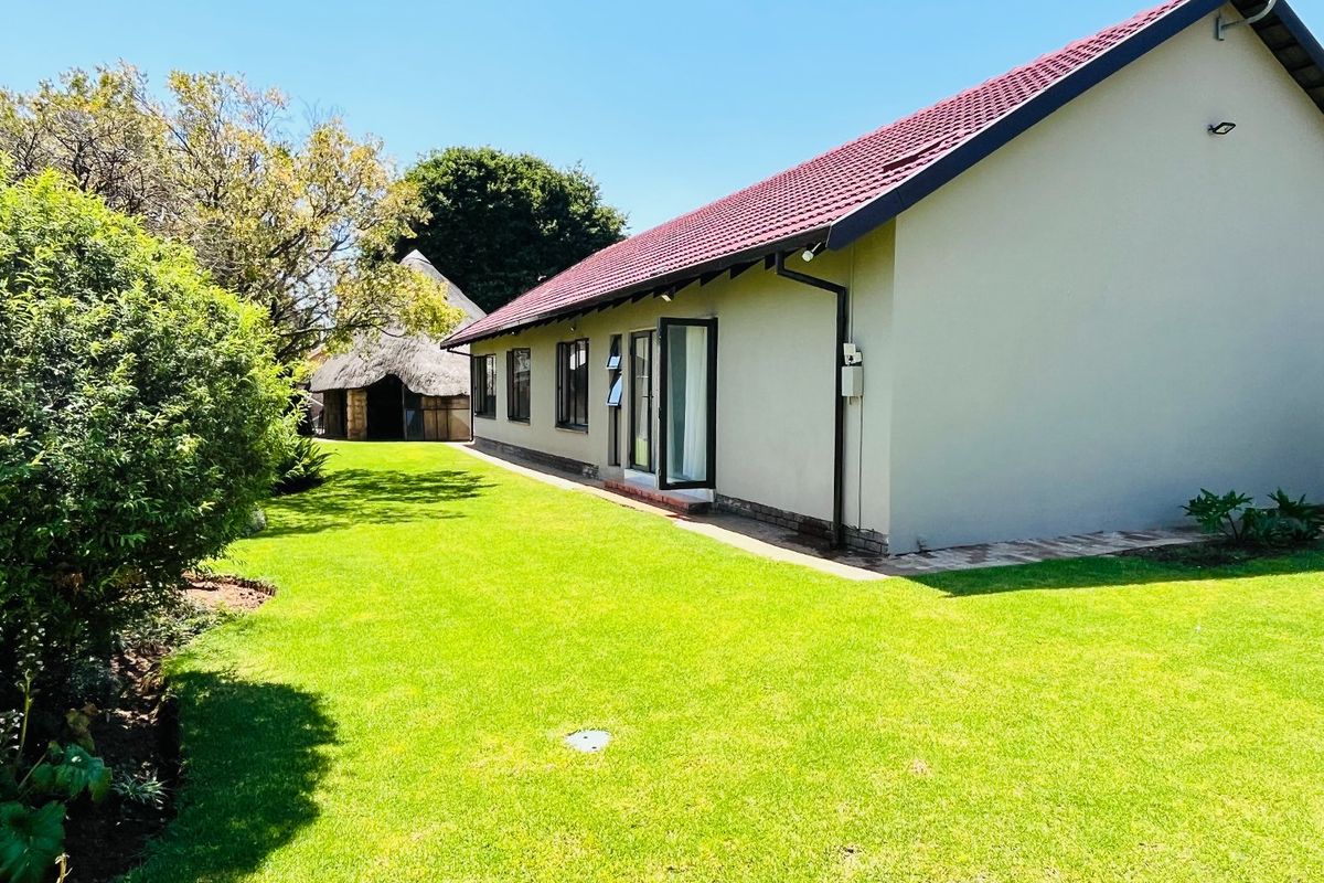 Stunning 3-Bedroom Home with Flat, Pool, Lapa, and More! - Photo 2