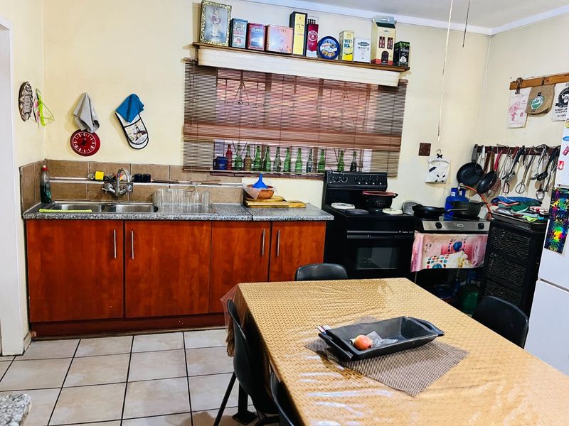 3-Bedroom Home with Flat, Pool, entertainment area, and Borehole! - Photo 6