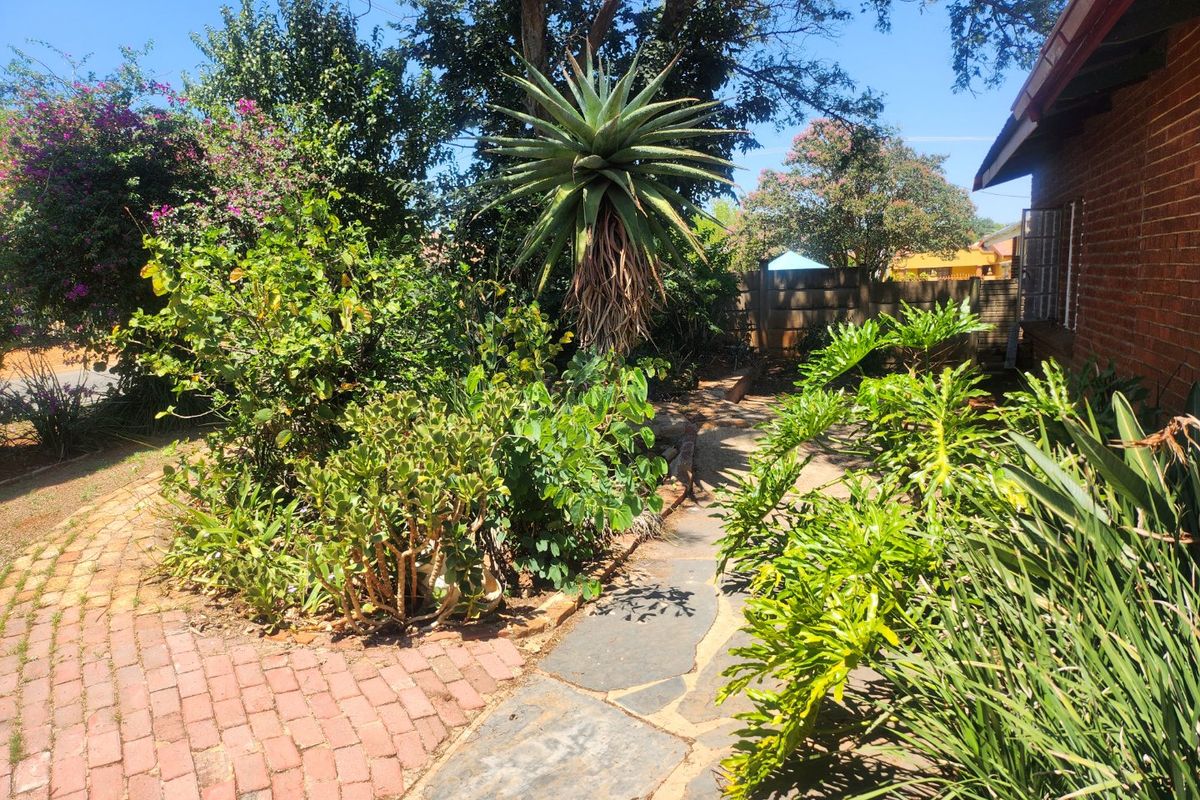 3-Bedroom Home with Flat, Pool, entertainment area, and Borehole! - Photo 4