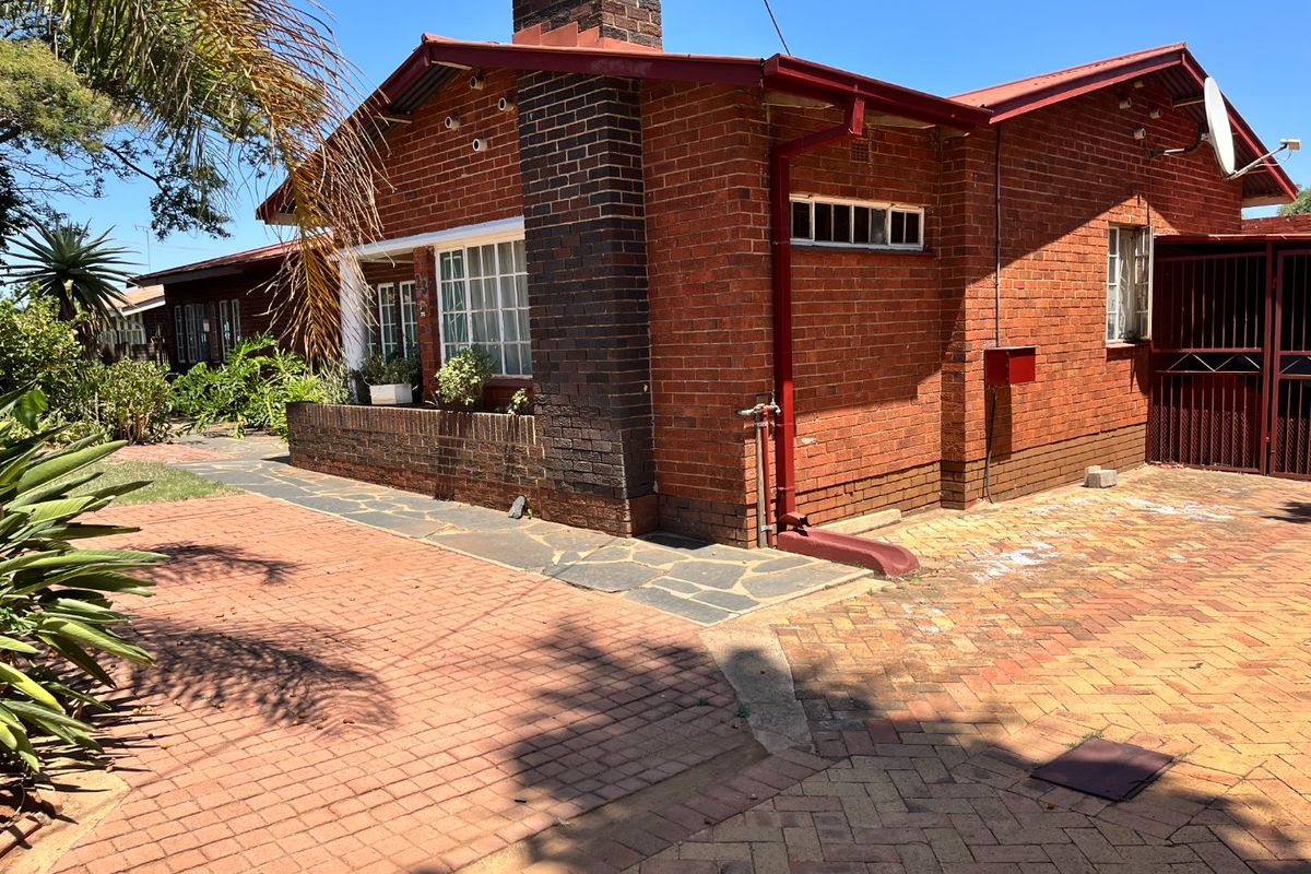 3-Bedroom Home with Flat, Pool, entertainment area, and Borehole! - Photo 2