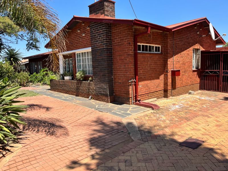 3-Bedroom Home with Flat, Pool, entertainment area, and Borehole! - Photo 2