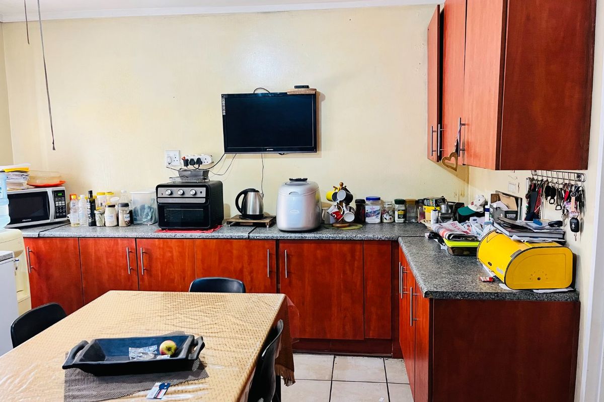 3-Bedroom Home with Flat, Pool, entertainment area, and Borehole! - Photo 5