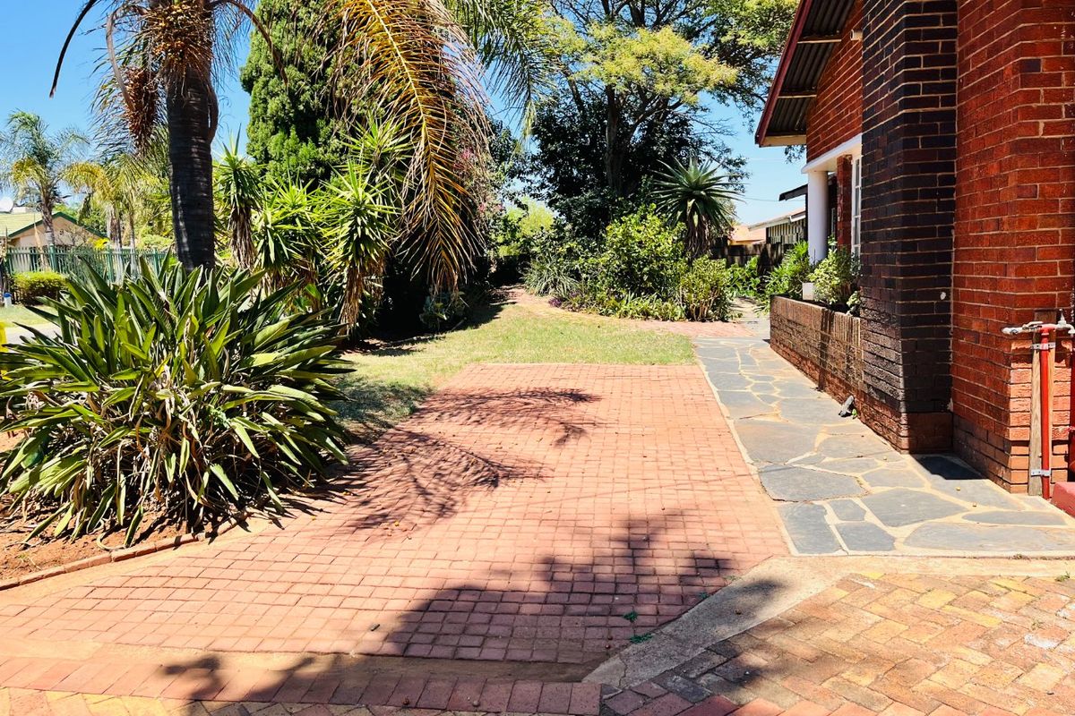 3-Bedroom Home with Flat, Pool, entertainment area, and Borehole! - Photo 3