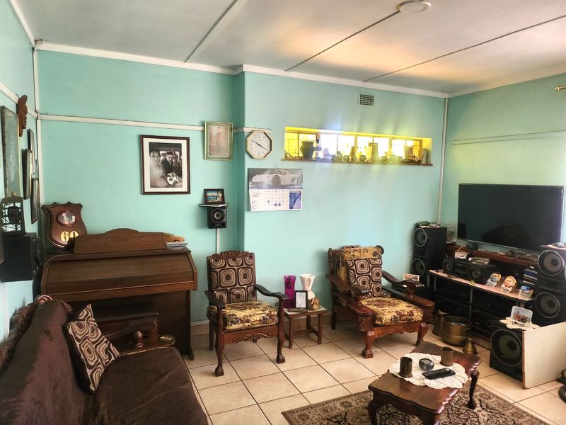 3-Bedroom Home with Flat, Pool, entertainment area, and Borehole! - Photo 10