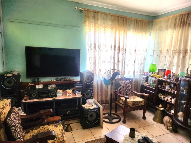 3-Bedroom Home with Flat, Pool, entertainment area, and Borehole! - Photo 9