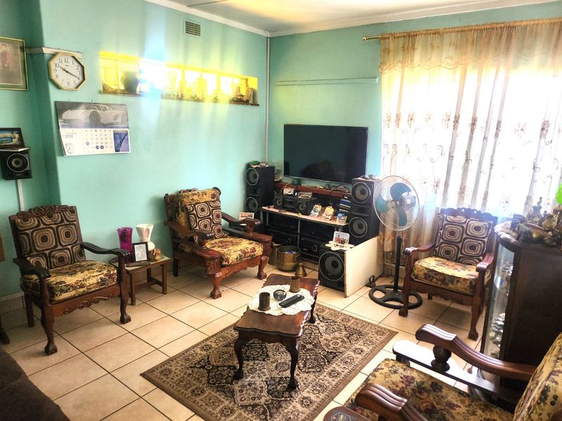 3-Bedroom Home with Flat, Pool, entertainment area, and Borehole! - Photo 8