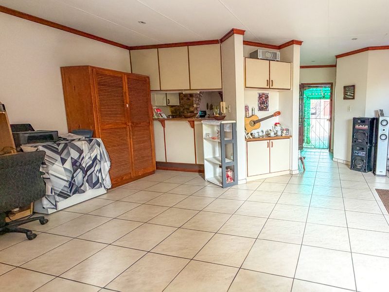 Low Levy, Captivating 2-Bedroom Simplex in Small-Dog Friendly, Complex in Gonubie (By the Sea) - Photo 6