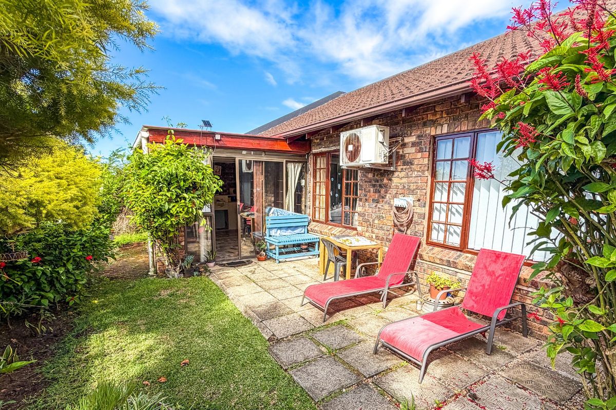 Low Levy, Captivating 2-Bedroom Simplex in Small-Dog Friendly, Complex in Gonubie (By the Sea) - Photo 4