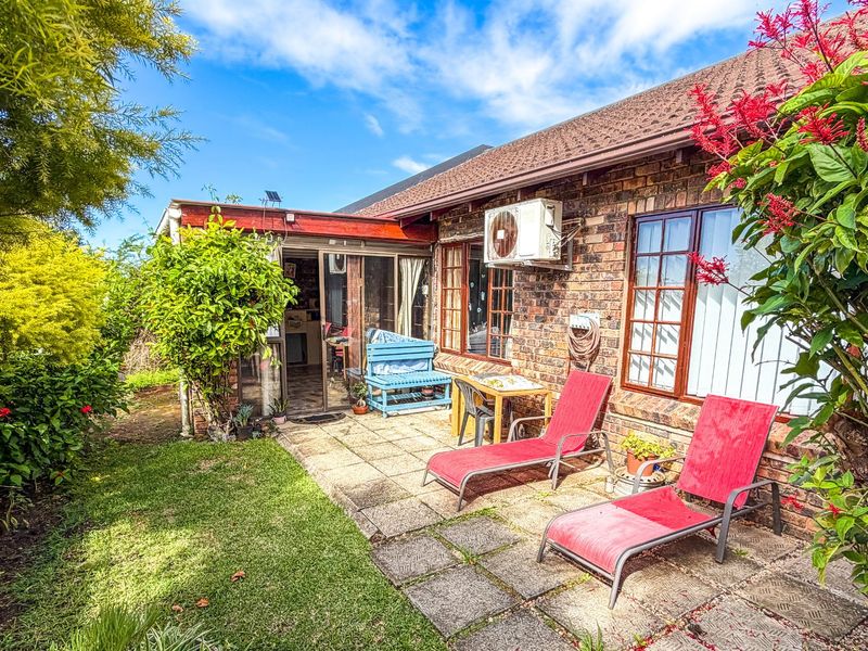 Low Levy, Captivating 2-Bedroom Simplex in Small-Dog Friendly, Complex in Gonubie (By the Sea) - Photo 4