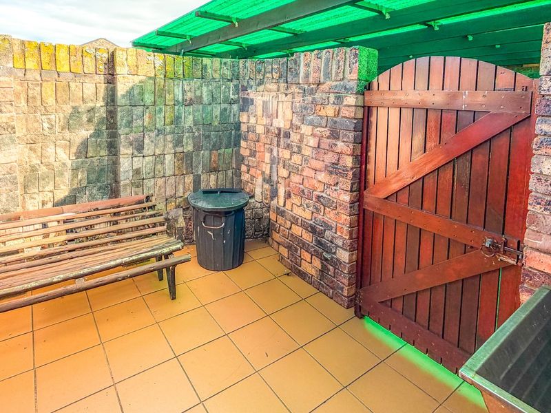 Low Levy, Captivating 2-Bedroom Simplex in Small-Dog Friendly, Complex in Gonubie (By the Sea) - Photo 9