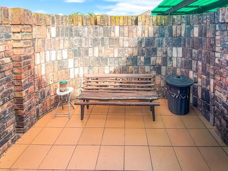 Low Levy, Captivating 2-Bedroom Simplex in Small-Dog Friendly, Complex in Gonubie (By the Sea) - Photo 8