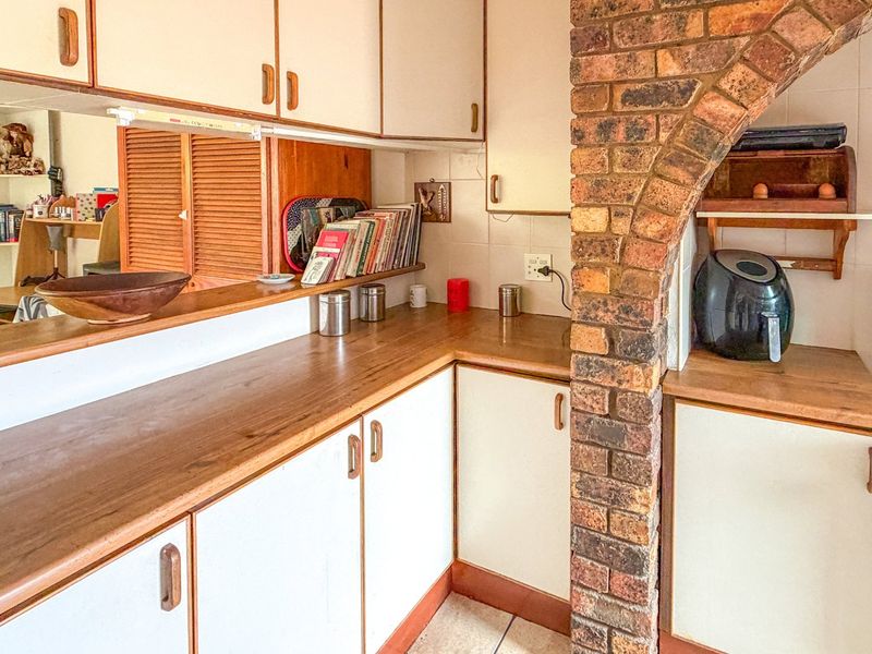 Low Levy, Captivating 2-Bedroom Simplex in Small-Dog Friendly, Complex in Gonubie (By the Sea) - Photo 6