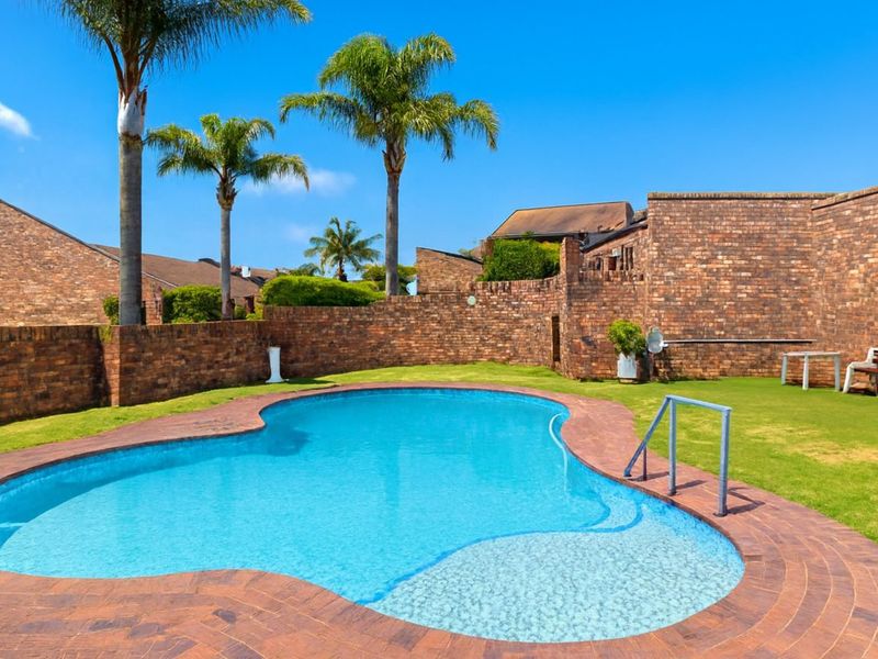 Low Levy, Captivating 2-Bedroom Simplex in Small-Dog Friendly, Complex in Gonubie (By the Sea) - Photo 1