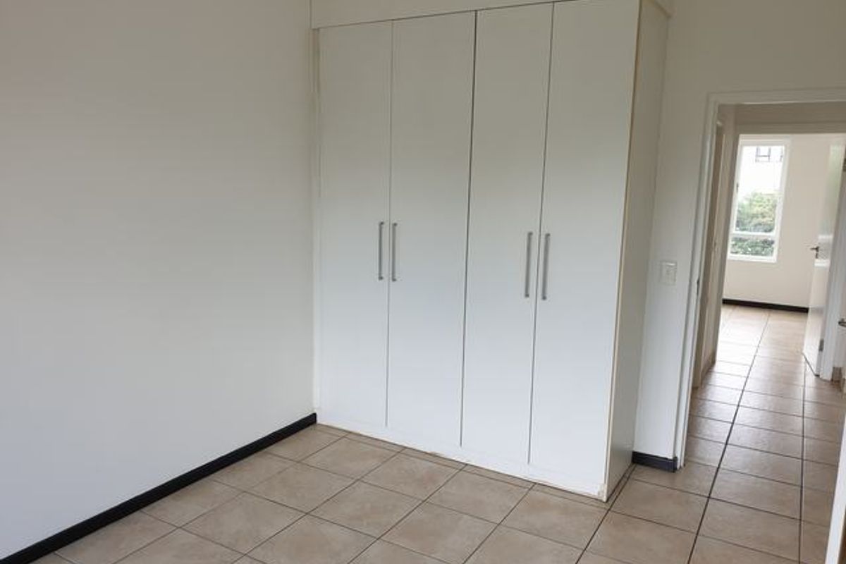 Beautiful Two-Bedroom Apartment, in Paulshof - Photo 4