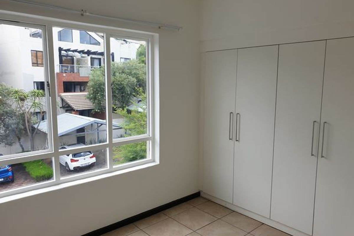 Beautiful Two-Bedroom Apartment, in Paulshof - Photo 3