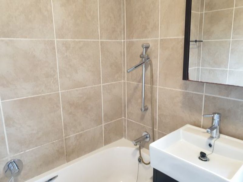 Beautiful Two-Bedroom Apartment, in Paulshof - Photo 7