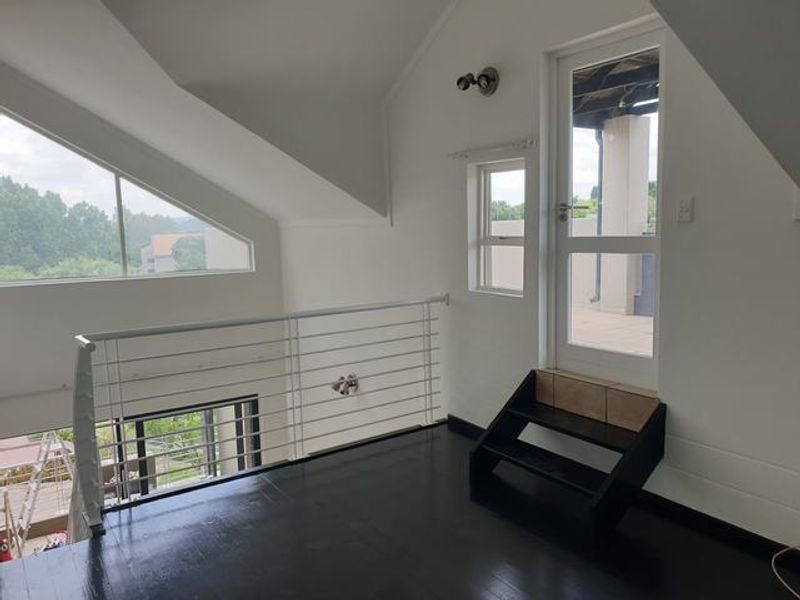 Beautiful Two-Bedroom Apartment, in Paulshof - Photo 6