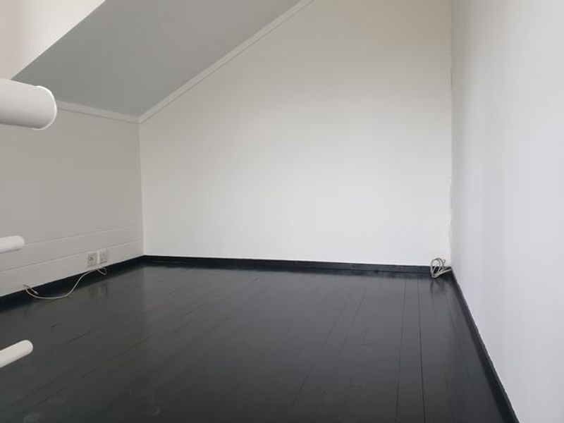 Beautiful Two-Bedroom Apartment, in Paulshof - Photo 8