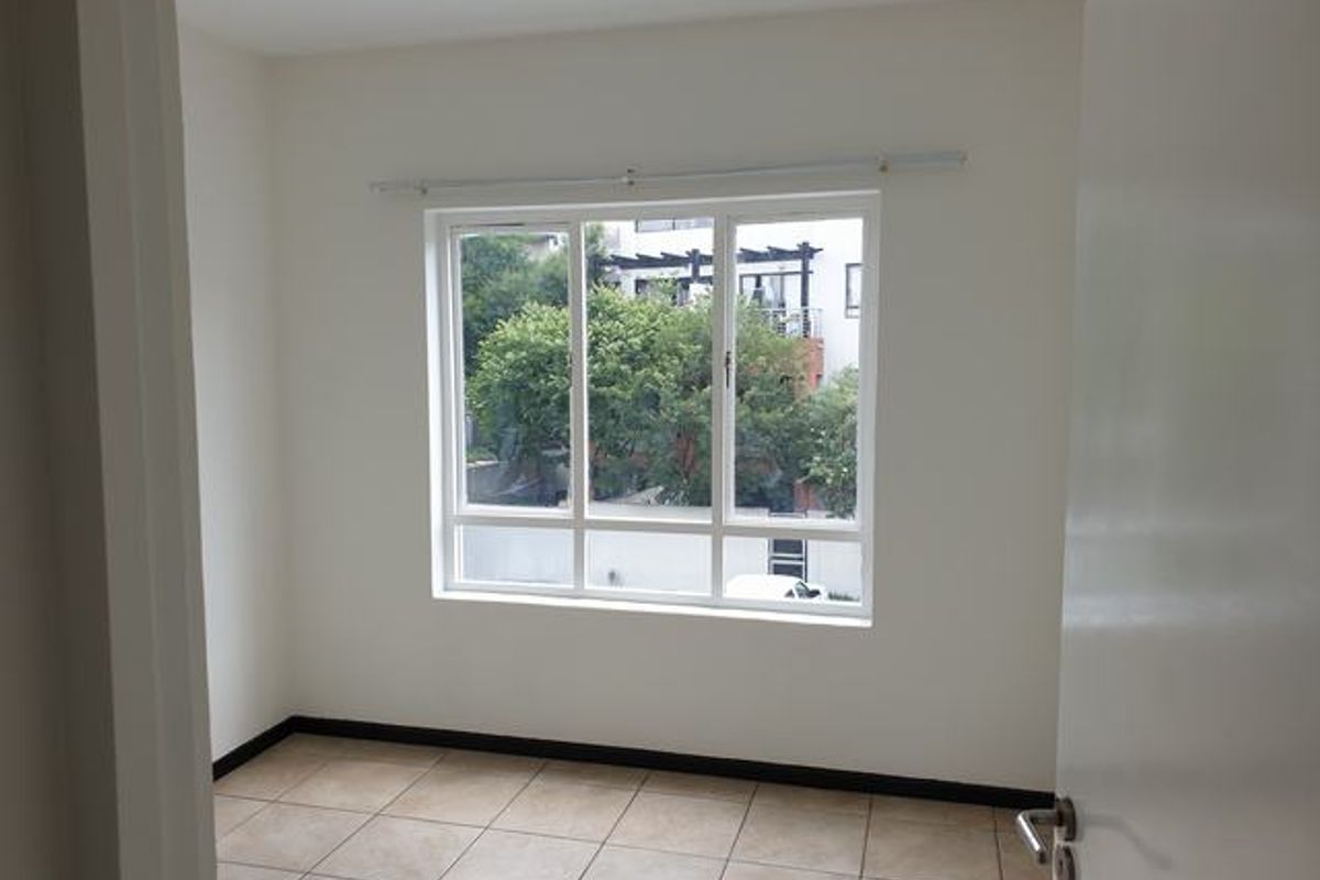 Beautiful Two-Bedroom Apartment, in Paulshof - Photo 2