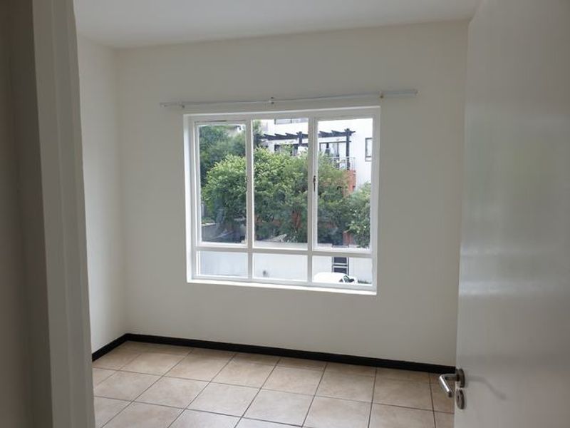 Beautiful Two-Bedroom Apartment, in Paulshof - Photo 2