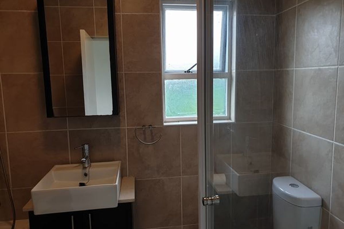 Beautiful Two-Bedroom Apartment, in Paulshof - Photo 5