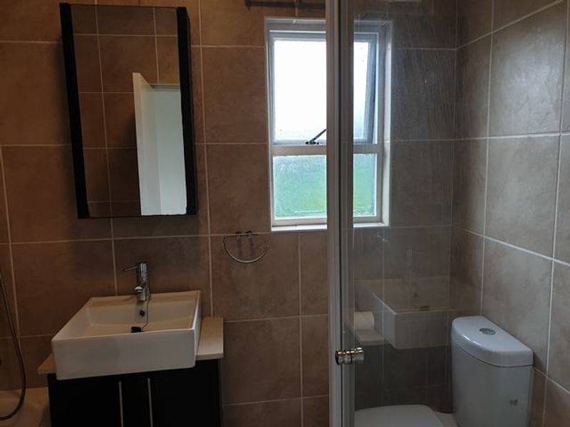 Beautiful Two-Bedroom Apartment, in Paulshof - Photo 5