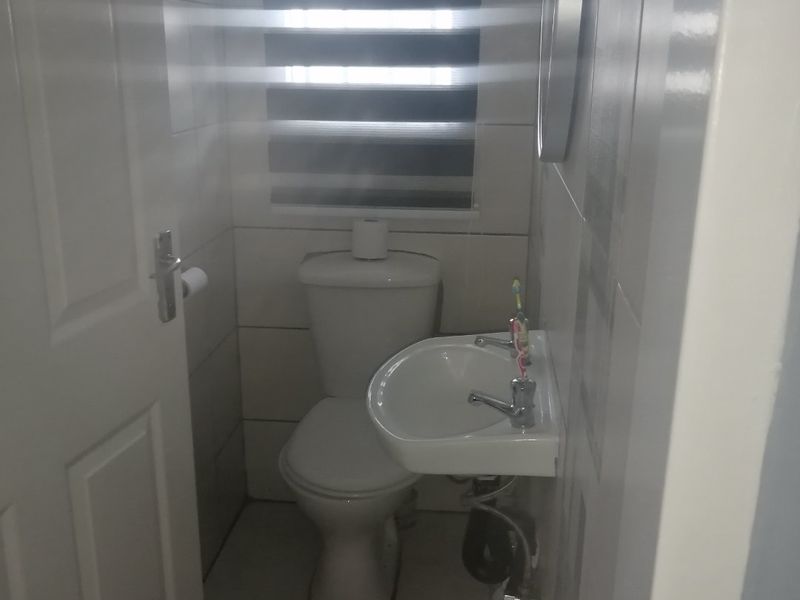 3 bedroom 3 bathroom double garage stand alone house - Photo 5