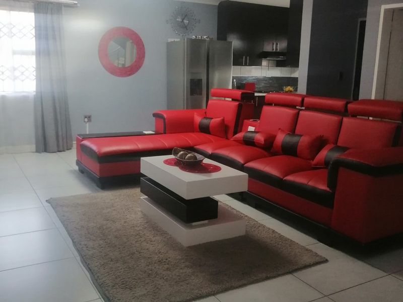 3 bedroom 3 bathroom double garage stand alone house - Photo 3