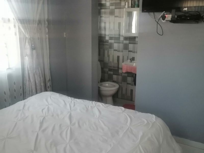 3 bedroom 3 bathroom double garage stand alone house - Photo 10