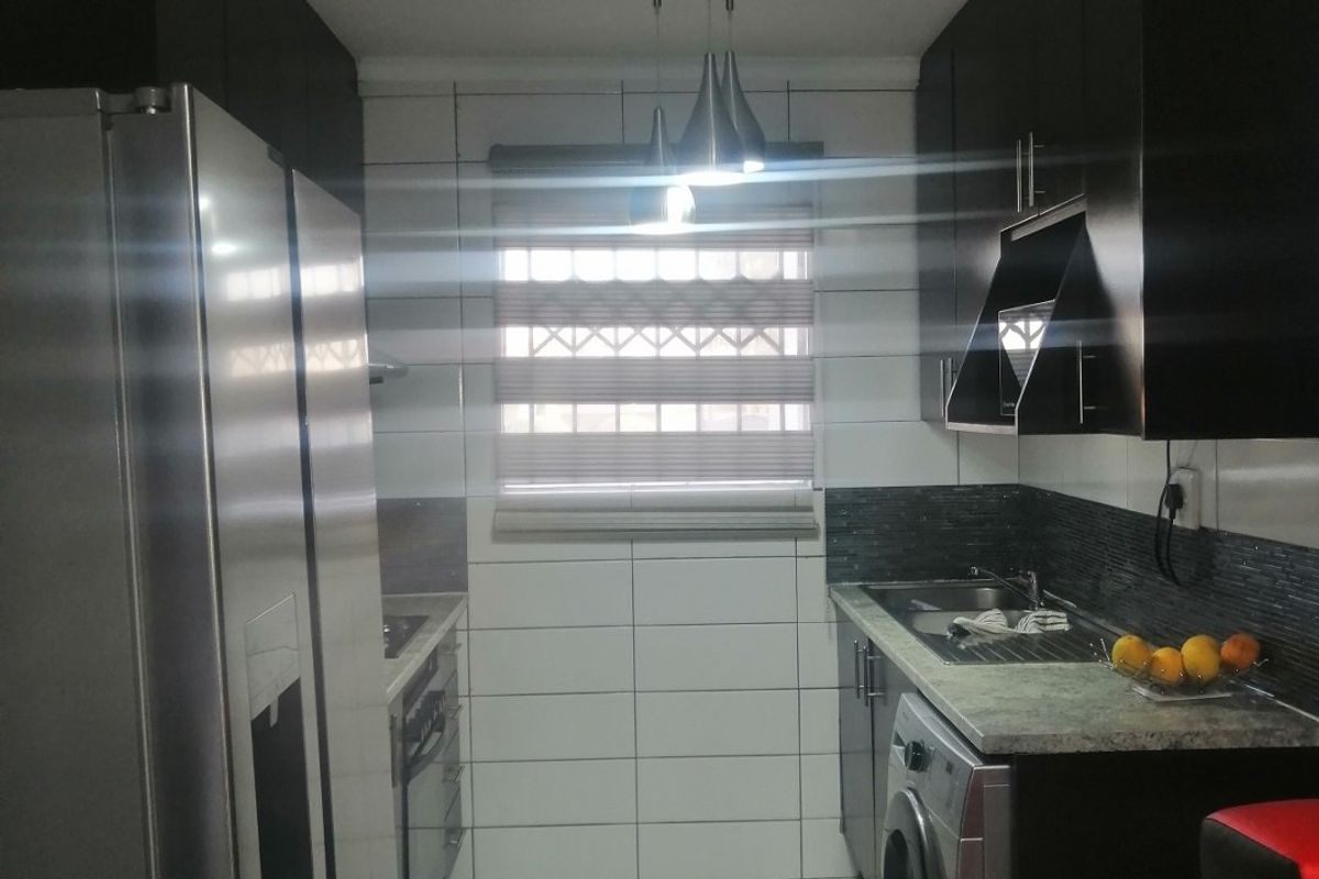 3 bedroom 3 bathroom double garage stand alone house - Photo 4