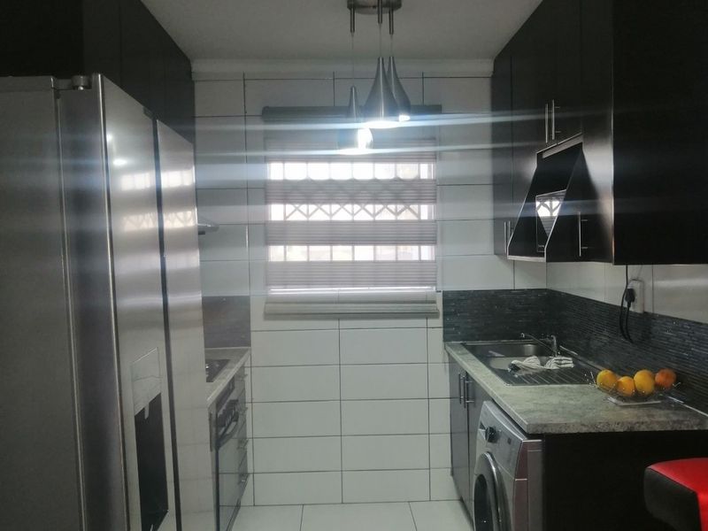 3 bedroom 3 bathroom double garage stand alone house - Photo 4