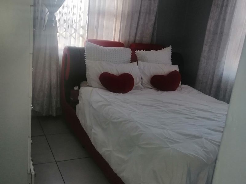 3 bedroom 3 bathroom double garage stand alone house - Photo 9