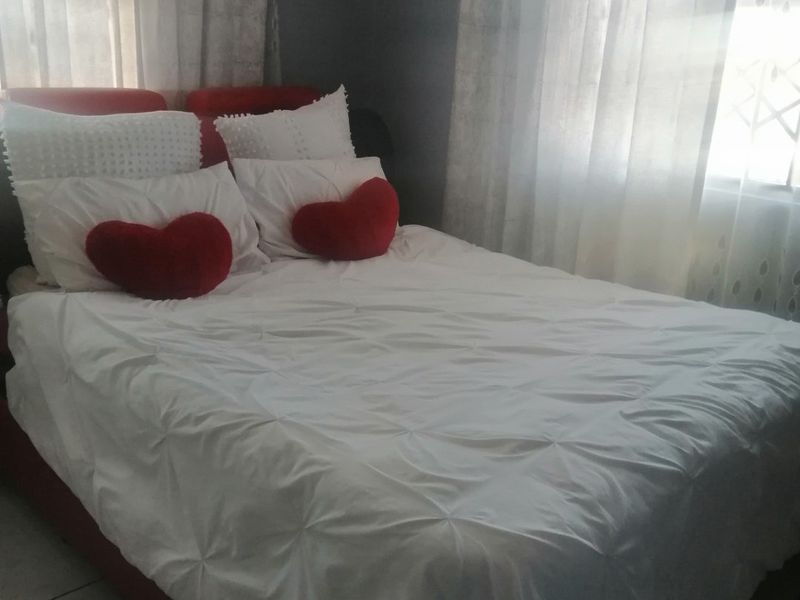 3 bedroom 3 bathroom double garage stand alone house - Photo 8