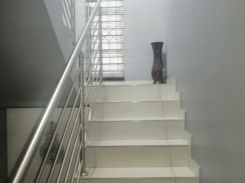 3 bedroom 3 bathroom double garage stand alone house - Photo 6