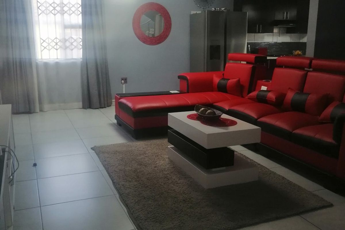 3 bedroom 3 bathroom double garage stand alone house - Photo 2