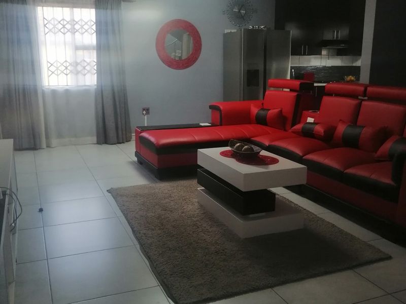 3 bedroom 3 bathroom double garage stand alone house - Photo 2