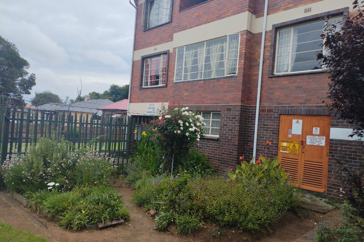 2 Bedroom Flat/Apartment for Sale in Selection Park  - Photo 2