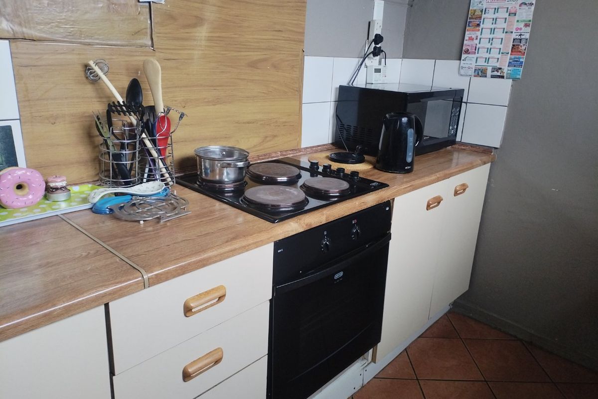 2 Bedroom Flat/Apartment for Sale in Selection Park  - Photo 4