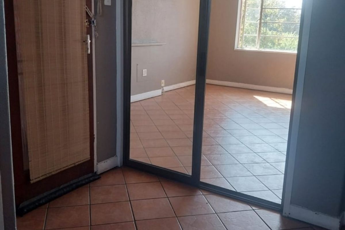 2 Bedroom Flat/Apartment for Sale in Selection Park  - Photo 5