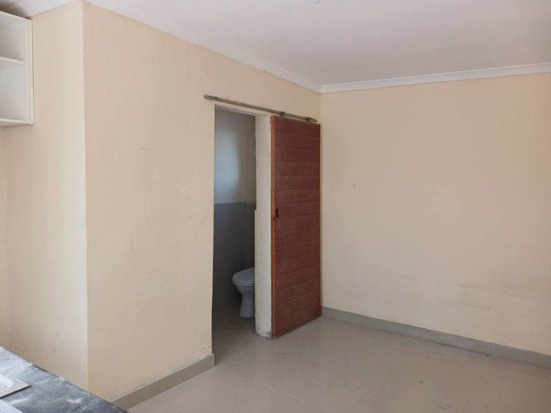Semi Furnished Bachelor Flat  - Photo 2