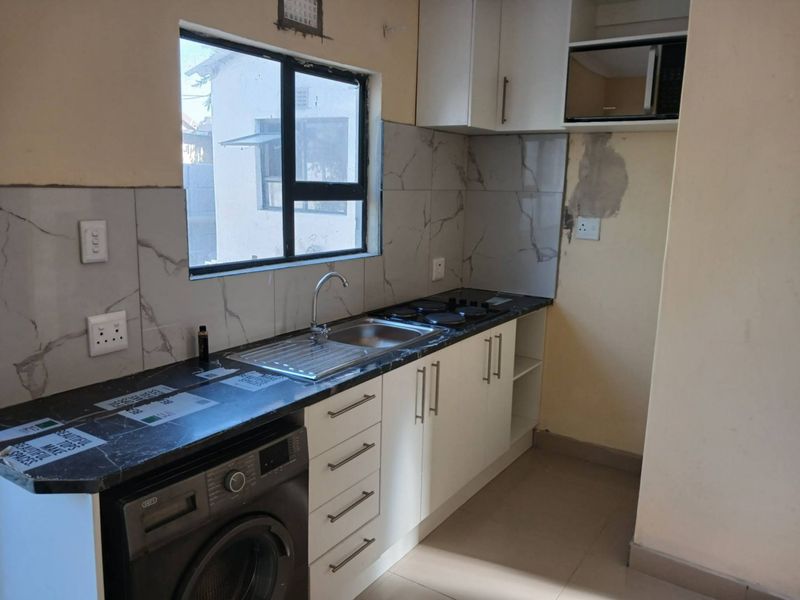 Semi Furnished Bachelor Flat  - Photo 1