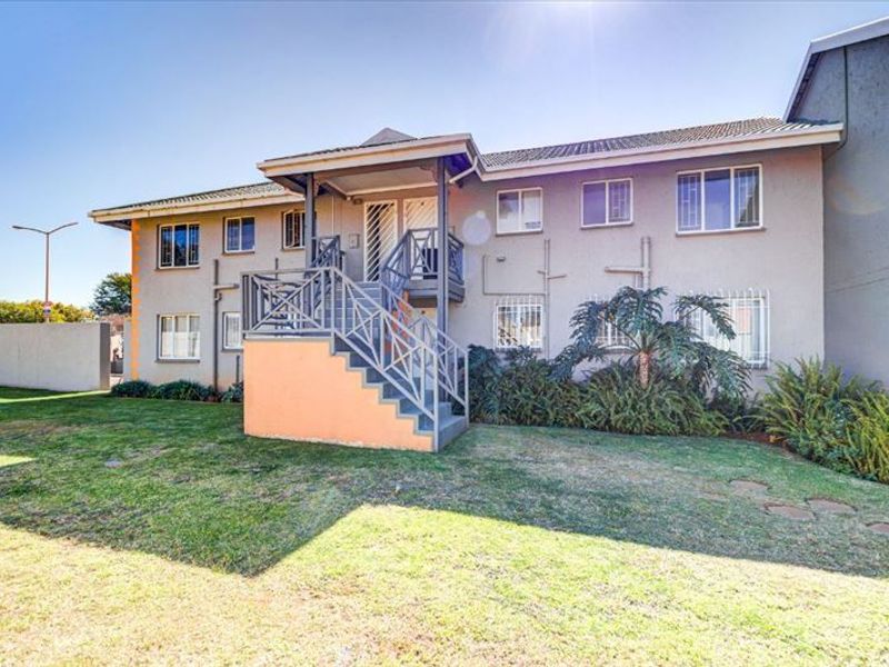 Gorgeous, Warm, Opulent Living With A Lavish Feel ... - Photo 3