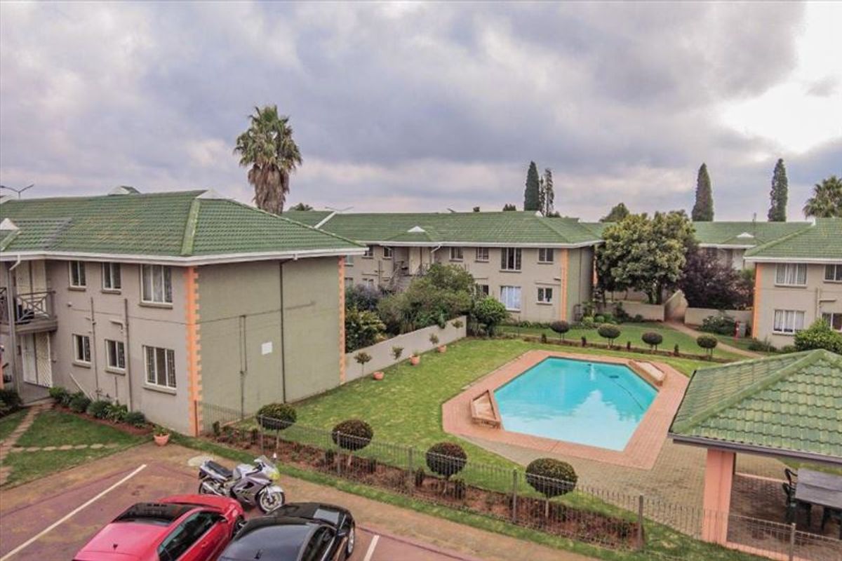 Gorgeous, Warm, Opulent Living With A Lavish Feel ... - Photo 5