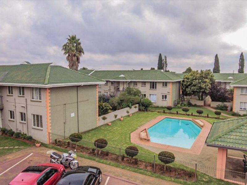 Gorgeous, Warm, Opulent Living With A Lavish Feel ... - Photo 5