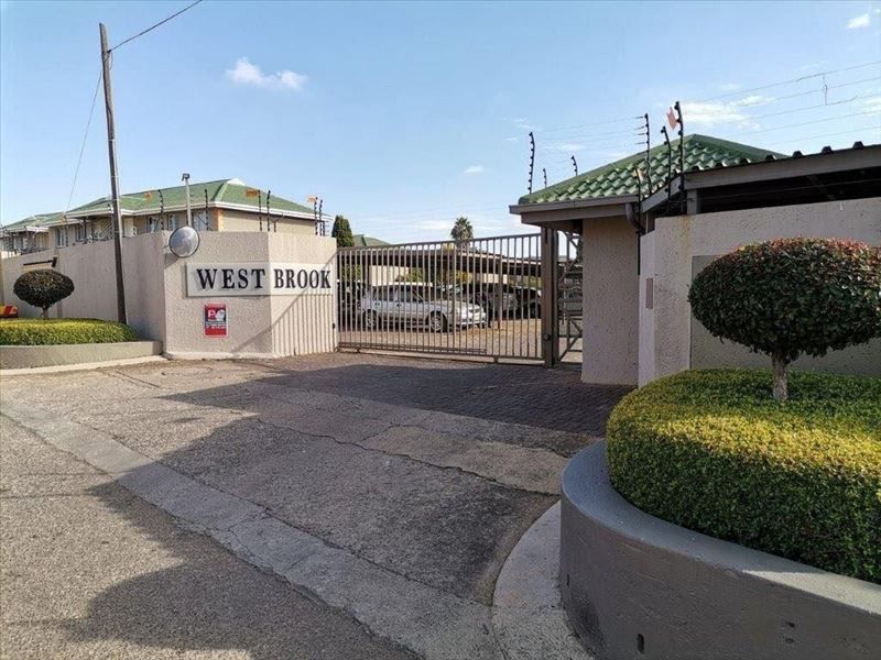 Gorgeous, Warm, Opulent Living With A Lavish Feel ... - Photo 8